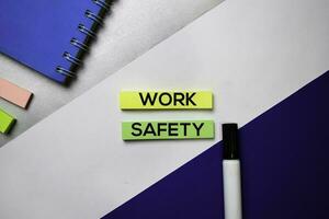 werk veiligheid tekst Aan kleverig aantekeningen met kleur kantoor bureau concept foto