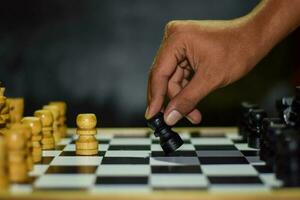 schaak spel voor ideeën en wedstrijd en strategie. gefotografeerd Aan een schaakbord foto