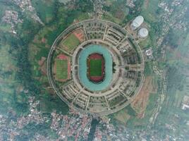 antenne visie van de mooi landschap van Pakansari stadion. met bogor stadsgezicht achtergrond. boef, Indonesië, juli 6, 2022 foto