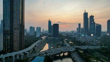 antenne visie van kantoor gebouwen in Jakarta centraal bedrijf wijk en lawaai wolk wanneer zonsondergang. Jakarta, Indonesië, augustus 1, 2022 foto