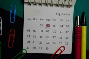 top visie september maandelijks kalender en gemarkeerd 2e arbeid dag geïsoleerd Aan kantoor bureau foto