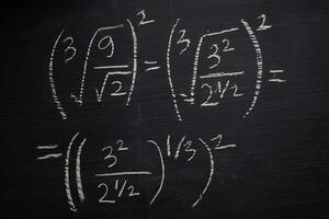 dichtbij omhoog wiskunde formules geschreven Aan een schoolbord. onderwijs concept foto