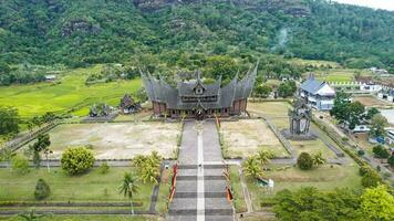 antenne visie van istano baso pagar ruyung, een erfgoed gebouw met traditioneel minangkabau ontwerp Bij tanah datar. Rumah gadang istana basa pagaruyung. west sumatra, Indonesië, januari 25, 2023 foto