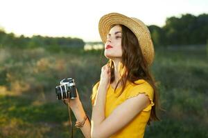 mooi vrouw rechtzetten haar haar- camera hoed vers lucht vrije tijd levensstijl foto