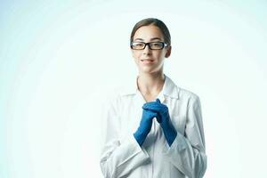 vrouw laboratorium assistent professioneel chemie analyses in technologie wetenschap foto