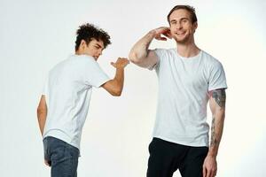 twee Mens in wit t-shirts emoties vriendschap pret foto