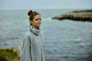 portret van een vrouw vrijheid wandelen Aan de steen kust ongewijzigd foto