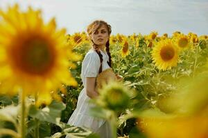 vrouw met vlechten in een wit jurk bewondert natuur ongewijzigd foto