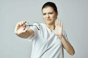 vrouw in wit t-shirt bril arm gezichtsvermogen detailopname foto