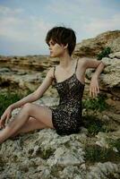 vrouw in jurk in jurk Aan natuur rotsen landschap levensstijl ongewijzigd foto