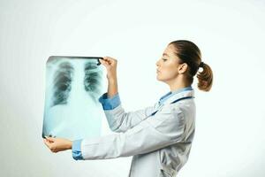 verpleegster wit jas röntgenstraal diagnostiek ziekenhuis licht achtergrond foto