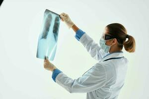 vrouw dokter röntgenstraal medisch masker examen professioneel foto