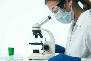 vrouw dokter laboratorium Onderzoek microscoop biotechnologie professioneel foto
