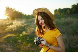 vrolijk vrouw in natuur met een camera vrije tijd hobby levensstijl foto