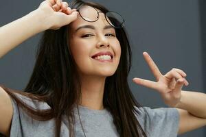 vrouw in een t-shirt bril jeugd stijl pret geïsoleerd achtergrond foto