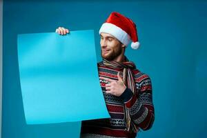 emotioneel Mens in een de kerstman hoed Holding een banier vakantie studio poseren foto