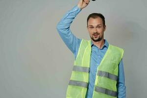 Mens in bouw uniform bescherming werken beroep licht achtergrond foto