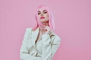 mooi jong vrouw modern stijl roze haar- kleur achtergrond ongewijzigd foto