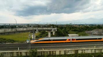 antenne visie van de hoog snelheid oranje trein Aan de spoorweg station. hoog snelheid trein jakarta-bandung. bandoeng, Indonesië, november 22, 2022 foto