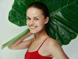 glimlachen vrouw in rood zwempak bevolkt blad geïsoleerd achtergrond foto