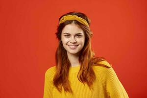 mooi vrouw in geel trui Holding haar hoofd emoties hippie mode foto