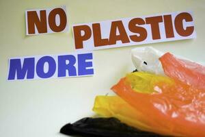 Nee meer plastic bericht. het shows een plastic met motto en selectief focus Nee meer plastic tekst. foto