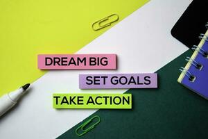 droom groot. reeks doelen. nemen actie tekst Aan kleverig aantekeningen met kantoor bureau concept foto