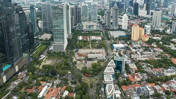 antenne visie van Azië bedrijf concept voor echt landgoed - panoramisch modern stadsgezicht gebouw vogel oog antenne visie onder zonsopkomst en ochtend- blauw helder lucht. Jakarta, Indonesië, oktober 28, 2022 foto