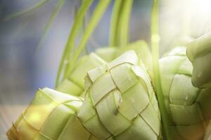 ketupat Aziatisch rijst- knoedel. ketupat is een natuurlijk rijst- behuizing gemaakt van jong kokosnoot bladeren voor Koken rijst- gedurende eid mubarak eid ul fitr foto