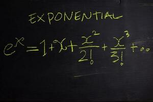 dichtbij omhoog wiskunde formules geschreven Aan een schoolbord. onderwijs concept foto