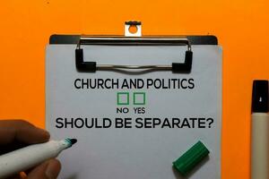 kerk en politiek, zou moeten worden scheiden Ja of Nee. Aan kantoor achtergrond foto