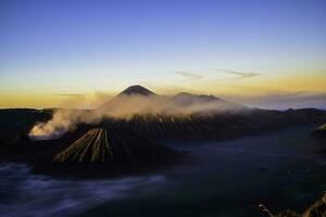 mooi kleurrijk zonsopkomst over- monteren bromo en wild eiland in monteren bromo nationaal park foto