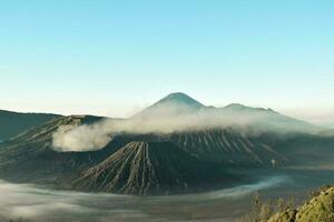 mooi kleurrijk zonsopkomst over- monteren bromo en wild eiland in monteren bromo nationaal park foto