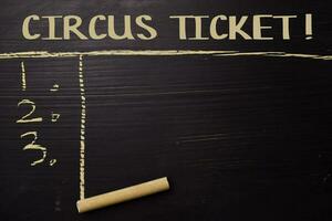 circus ticket geschreven met kleur krijt. ondersteund door een extra Diensten. schoolbord concept foto