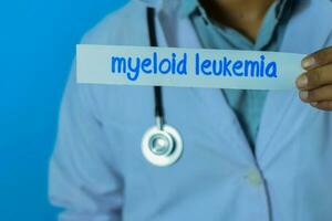 dokter Holding een kaart met tekst myeloïde leukemie. medisch en gezondheidszorg concept. foto