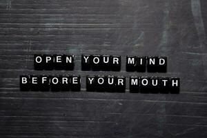 Open uw geest voordat uw mond Aan houten blokken. opleiding, motivatie en inspiratie concept foto
