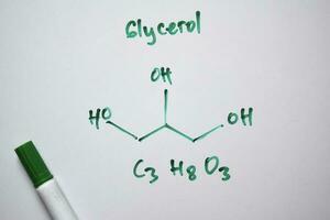 glycerol molecuul geschreven Aan de wit bord. structureel chemisch formule. onderwijs concept foto