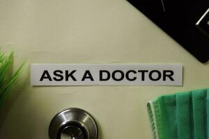 vragen een dokter met inspiratie en gezondheidszorg medisch concept Aan bureau achtergrond foto