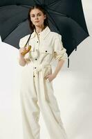 vrouw Open paraplu wit pak mode modern stijl foto