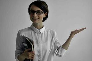 vrouw in wit overhemd documenten professioneel baan studio foto