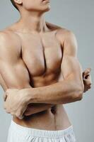 bodybuilder met gemotiveerd omhoog buikspieren en arm spieren biceps atleet geschiktheid foto
