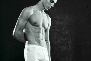 sportief Mens in wit slipje gemotiveerd omhoog lichaam training motivatie foto