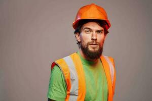 arbeider Mens in oranje verf bouw veiligheid professioneel foto