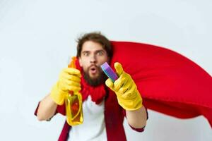 Mens rood regenjas professioneel schoonmaak wasmiddel huiswerk foto