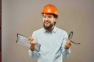 vrolijk mannetje ingenieur oranje moeilijk hoed professioneel bouw werk foto