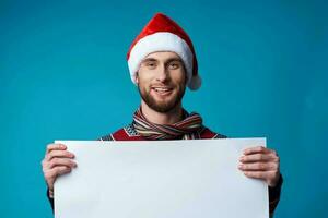 emotioneel Mens in een Kerstmis wit mockup poster blauw achtergrond foto