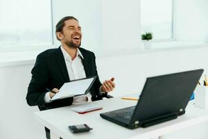 manager workflow in de kantoor documenten emoties levensstijl foto
