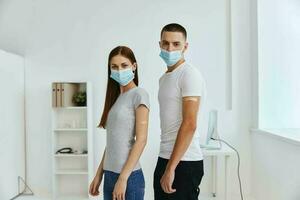 Mens en vrouw met gevaccineerd handen vervelend medisch maskers immuniteit bescherming foto