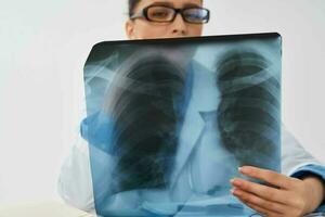 vrouw dokter radioloog professioneel röntgenstraal examen foto