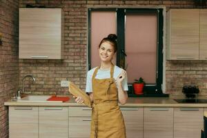 vrouw keuken appartement keuken snijdend bord gereedschap interieur huis leven foto